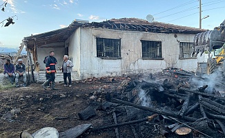 Depoda Çıkan Yangında Tonlarca Odun Yandı