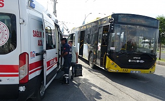 Yolcu Otobüsü ile Hafif Ticari Araç Çarpıştı: 2 Yaralı