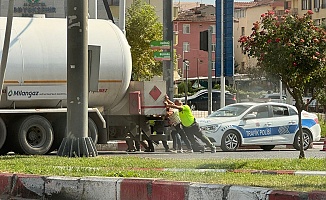 Yolda Kalan Yakıt Tankerinin İmdadına Polis Ekipleri Yetişti