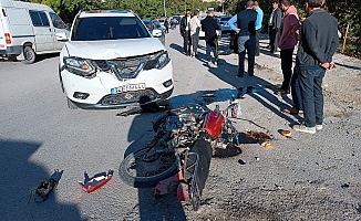 Otomobil ile Çarpışan Motosikletin Sürücüsü Ağır Yaralandı