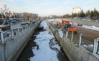 Sulama Kanalına Düşen Otomobilin Sürücüsü Yaralandı