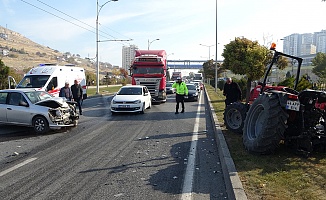 Traktör ile Otomobil Çarpıştı, Sürücüler Yaralandı!