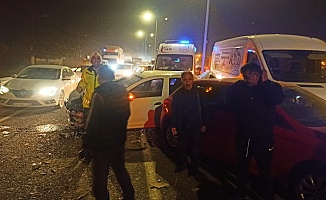 Zincirleme Trafik Kazasında 2 Kişi Yaralandı