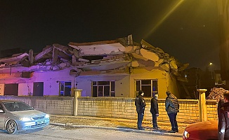 Malatya'da Hasarlı 4 Katlı Bina Çöktü