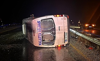 Malatya'da Yolcu Minibüsü Devrildi: 4 Yaralı