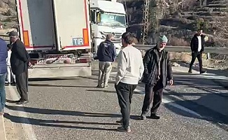 Direksiyonu Kilitlenen Tır Yolu Kapattı