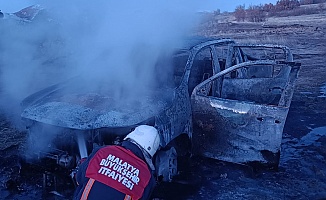 Hekimhan'da Bir Araç Alev Aldı