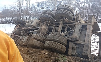 Hafriyat Kamyonu Şarampole Devrildi: 1 Yaralı