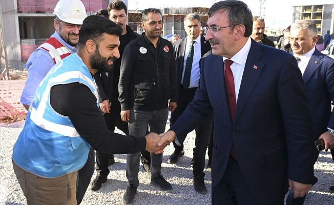 Cumhurbaşkanı Yardımcısı Yılmaz, Deprem Konutlarını İnceledi
